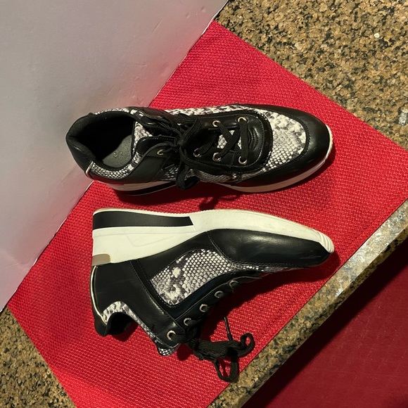 Women’s Sneakers Shoe Dazzle 💁🏻‍♀️ 👟- - Picture 5 of 8